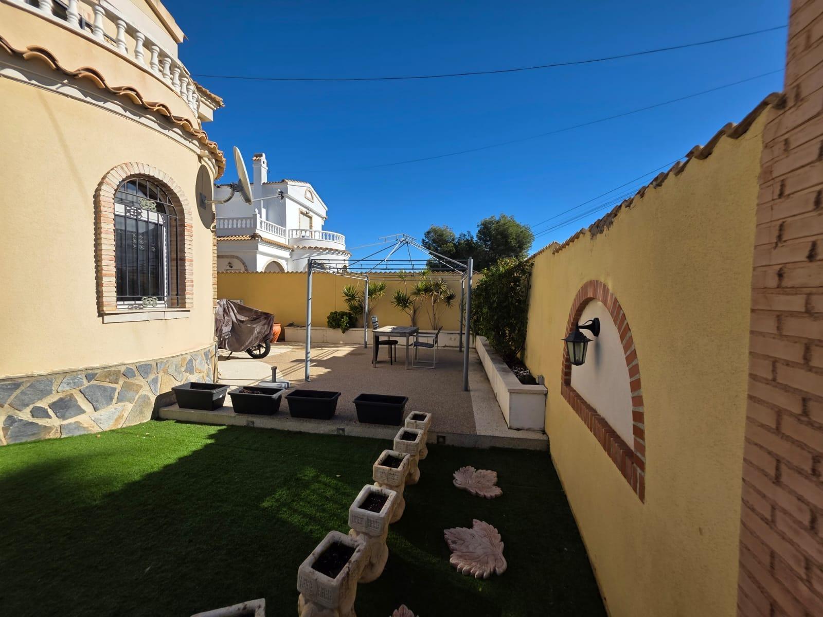 For sale - 4 Bedroom 1 Bathroom Villa in Villamartin - Villamartín-las Filipinas  - Alicante
