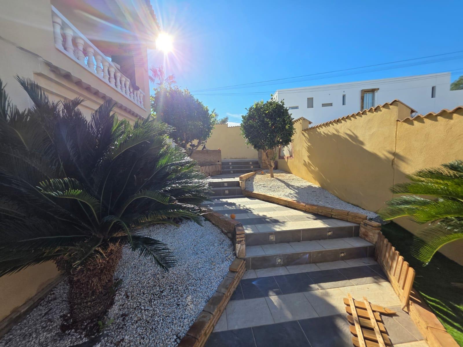 For sale - 4 Bedroom 1 Bathroom Villa in Villamartin - Villamartín-las Filipinas  - Alicante