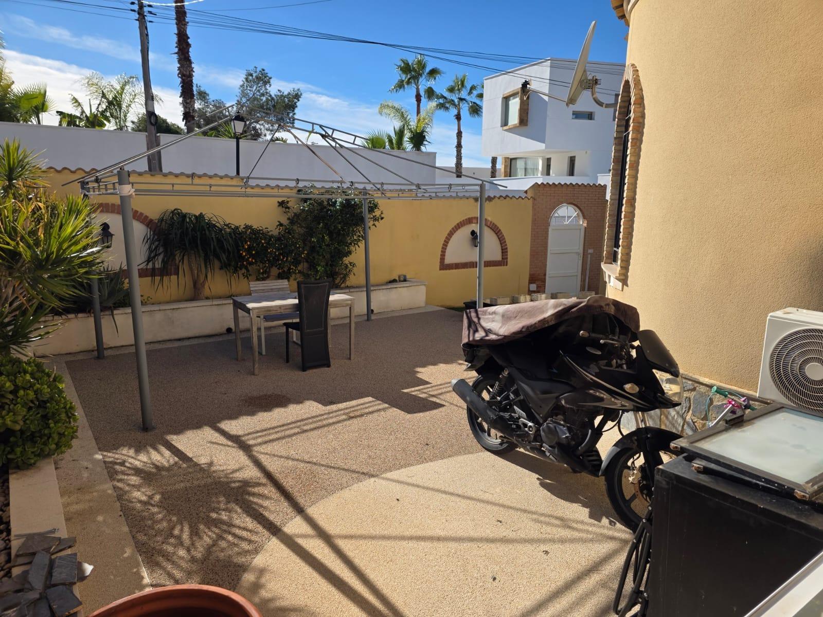 For sale - 4 Bedroom 1 Bathroom Villa in Villamartin - Villamartín-las Filipinas  - Alicante