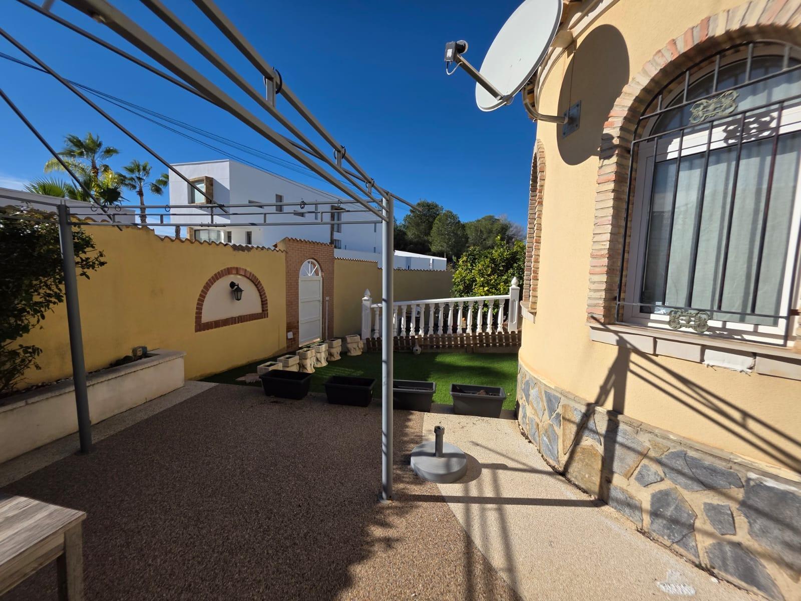For sale - 4 Bedroom 1 Bathroom Villa in Villamartin - Villamartín-las Filipinas  - Alicante