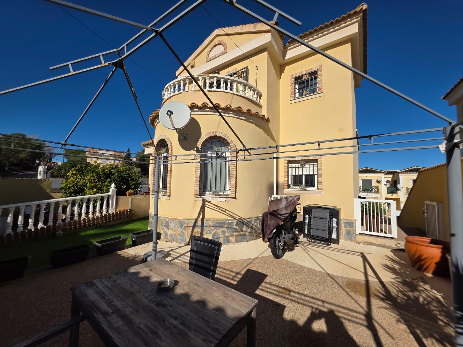 For sale - 4 Bedroom 1 Bathroom Villa in Villamartin - Villamartín-las Filipinas  - Alicante