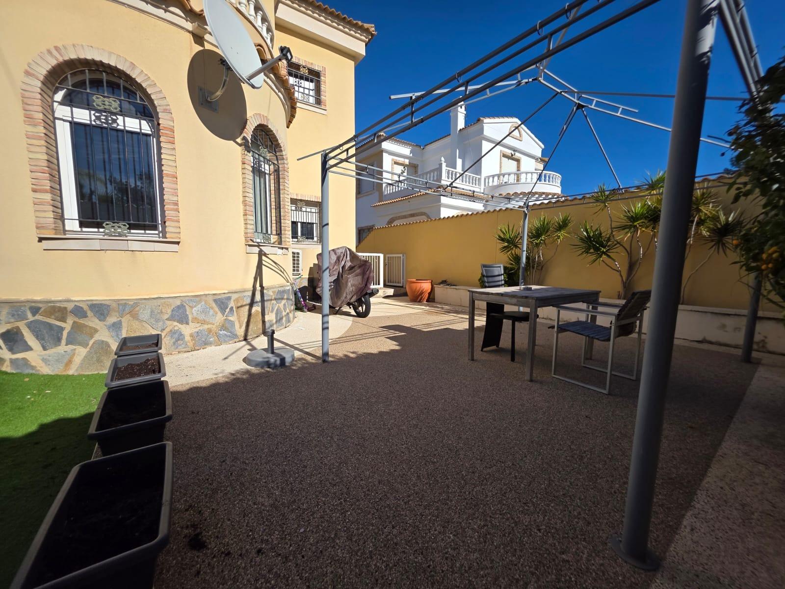For sale - 4 Bedroom 1 Bathroom Villa in Villamartin - Villamartín-las Filipinas  - Alicante