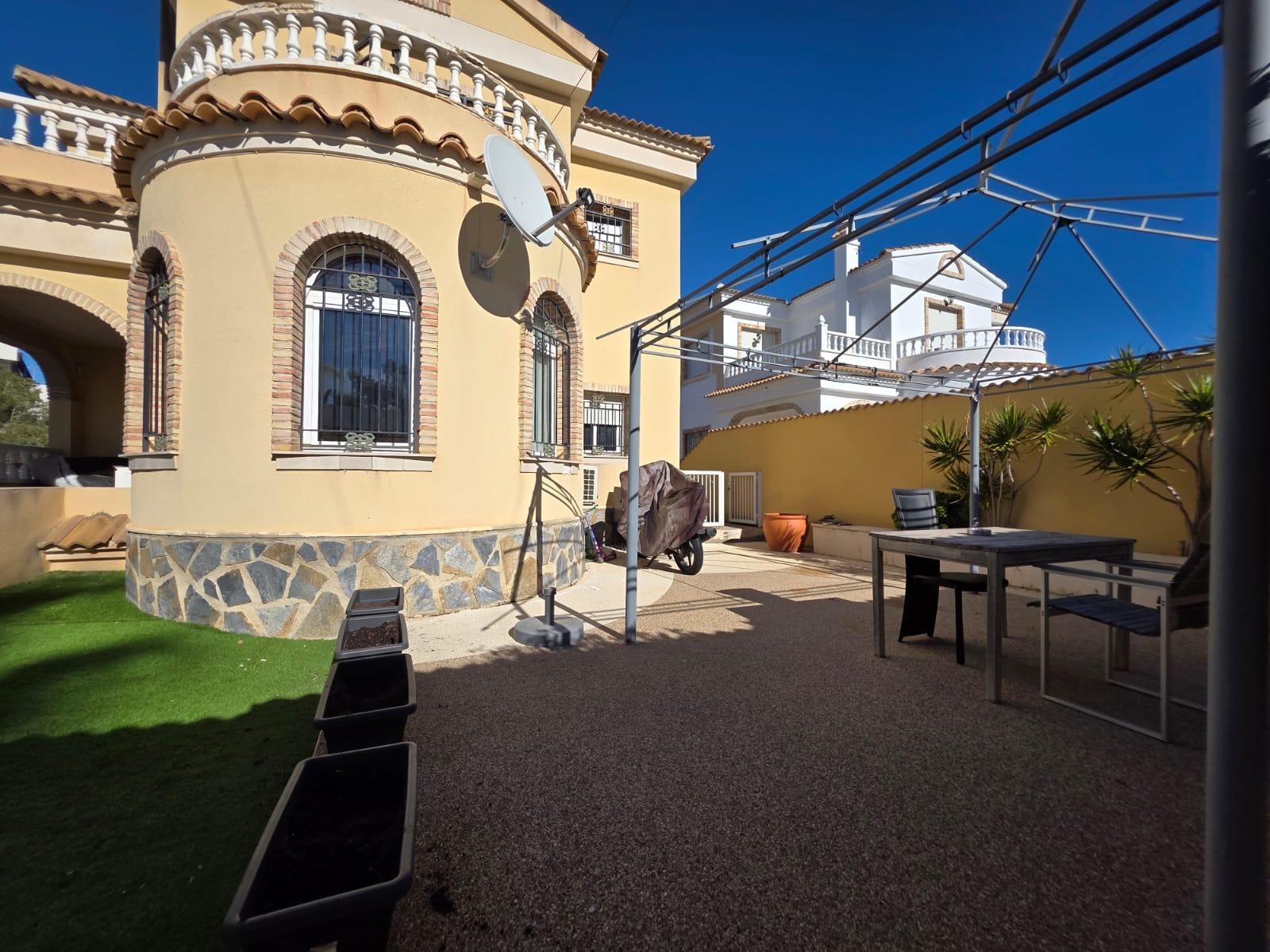 For sale - 4 Bedroom 1 Bathroom Villa in Villamartin - Villamartín-las Filipinas  - Alicante