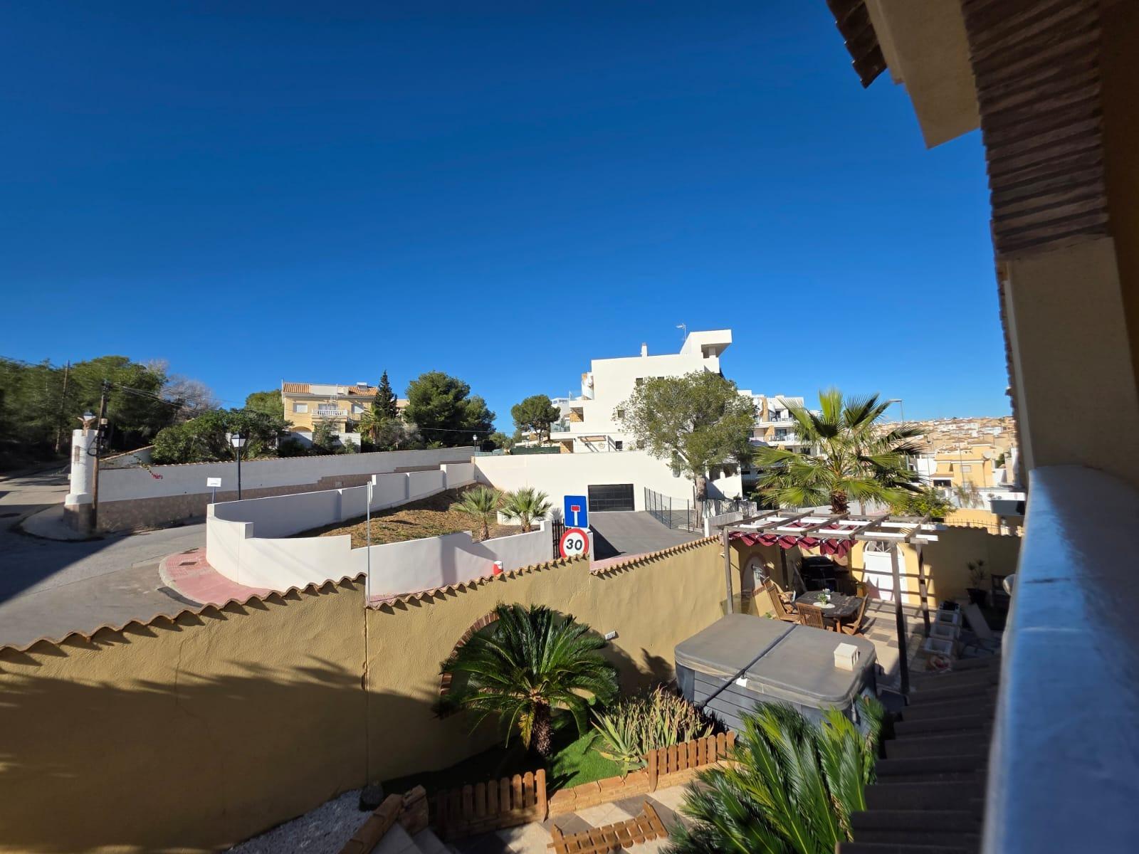 For sale - 4 Bedroom 1 Bathroom Villa in Villamartin - Villamartín-las Filipinas  - Alicante