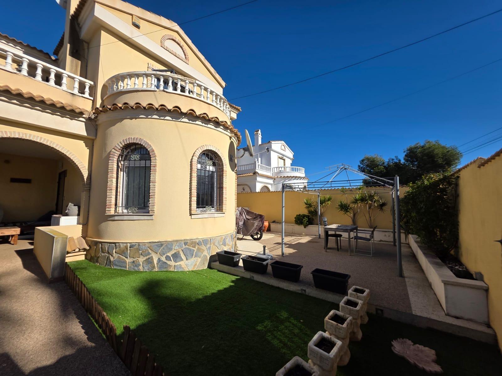 For sale - 4 Bedroom 1 Bathroom Villa in Villamartin - Villamartín-las Filipinas  - Alicante