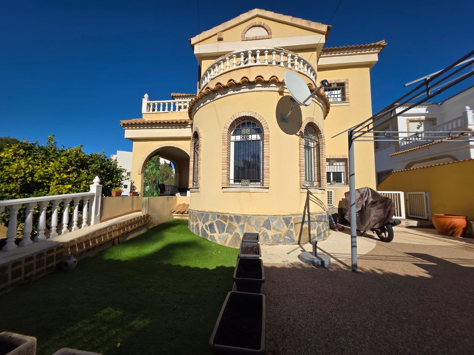 For sale - 4 Bedroom 1 Bathroom Villa in Villamartin - Villamartín-las Filipinas  - Alicante