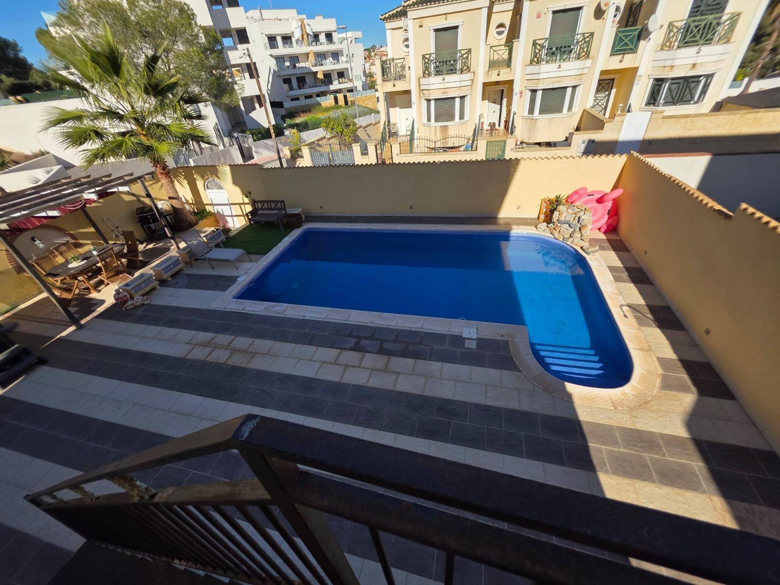 For sale - 4 Bedroom 1 Bathroom Villa in Villamartin - Villamartín-las Filipinas  - Alicante