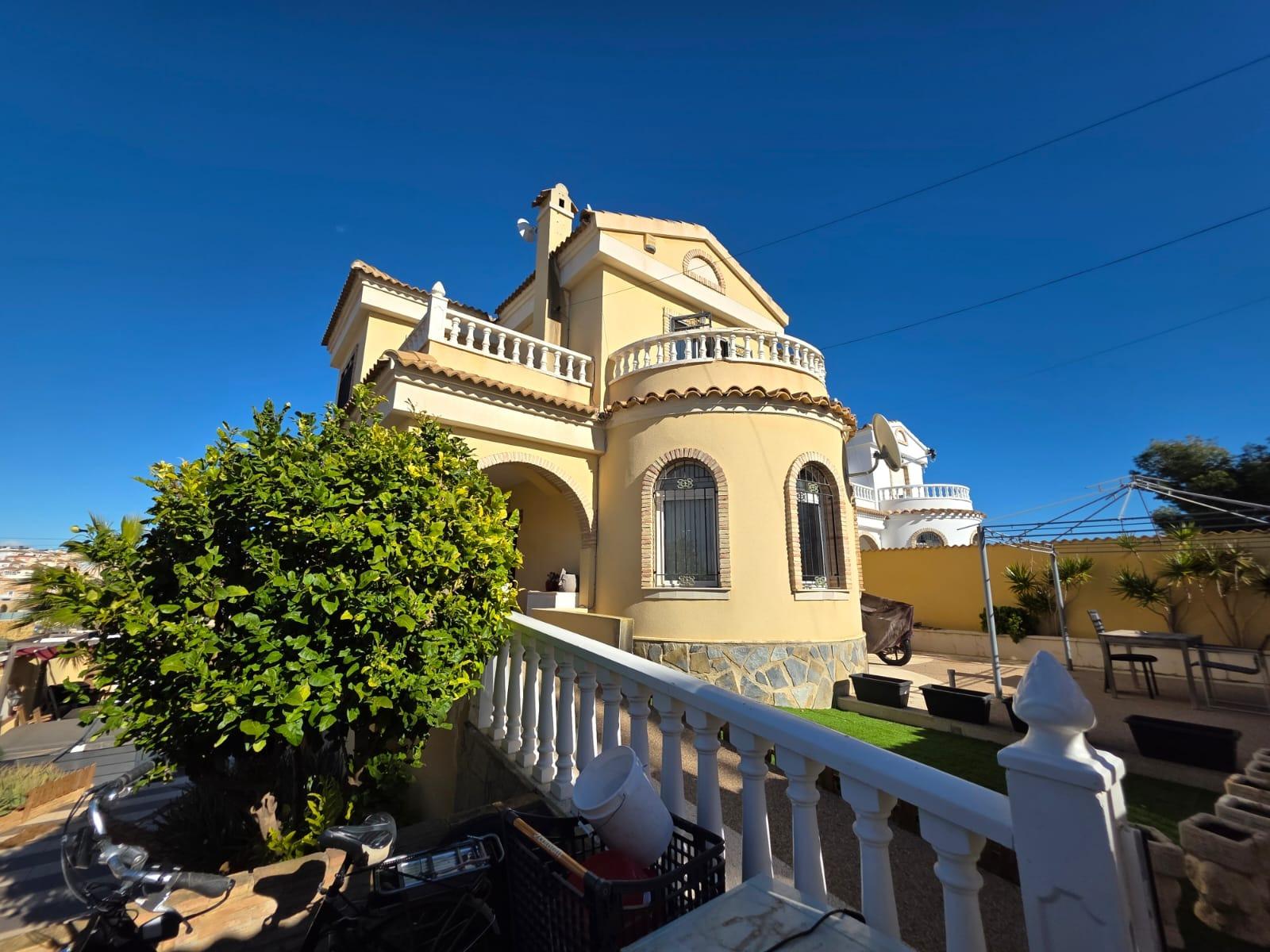 For sale - 4 Bedroom 1 Bathroom Villa in Villamartin - Villamartín-las Filipinas  - Alicante