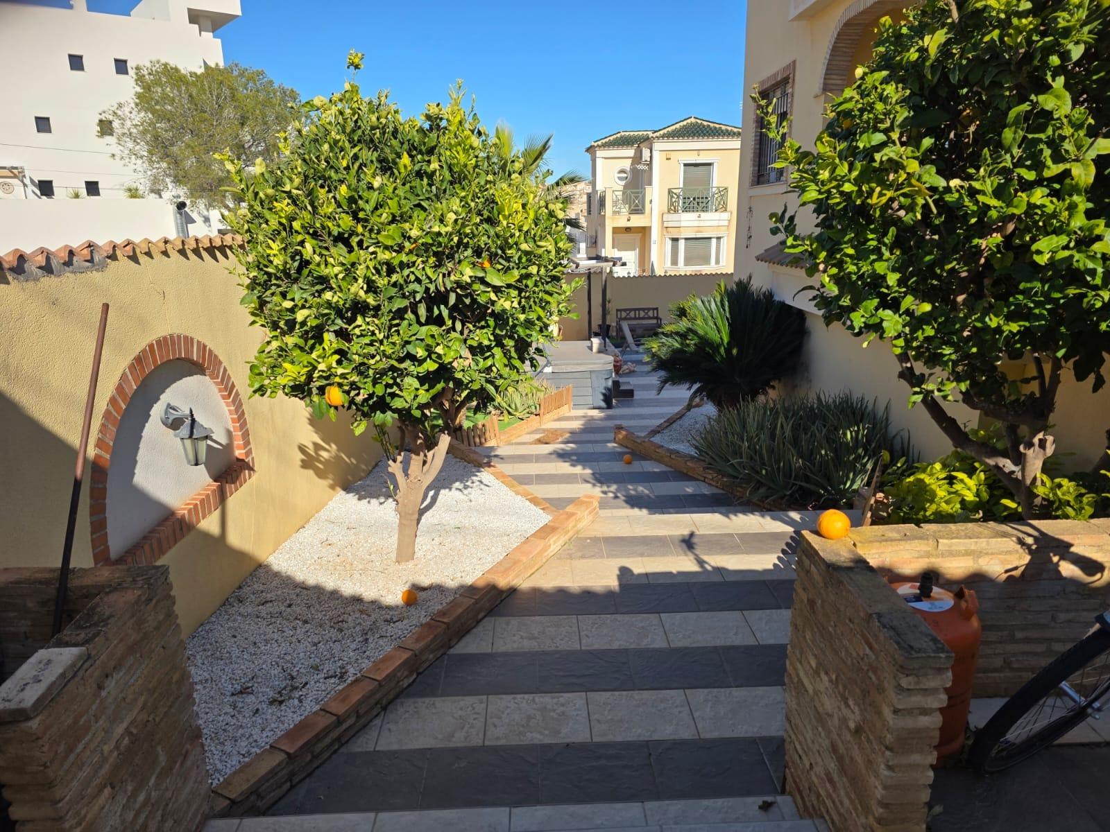 For sale - 4 Bedroom 1 Bathroom Villa in Villamartin - Villamartín-las Filipinas  - Alicante