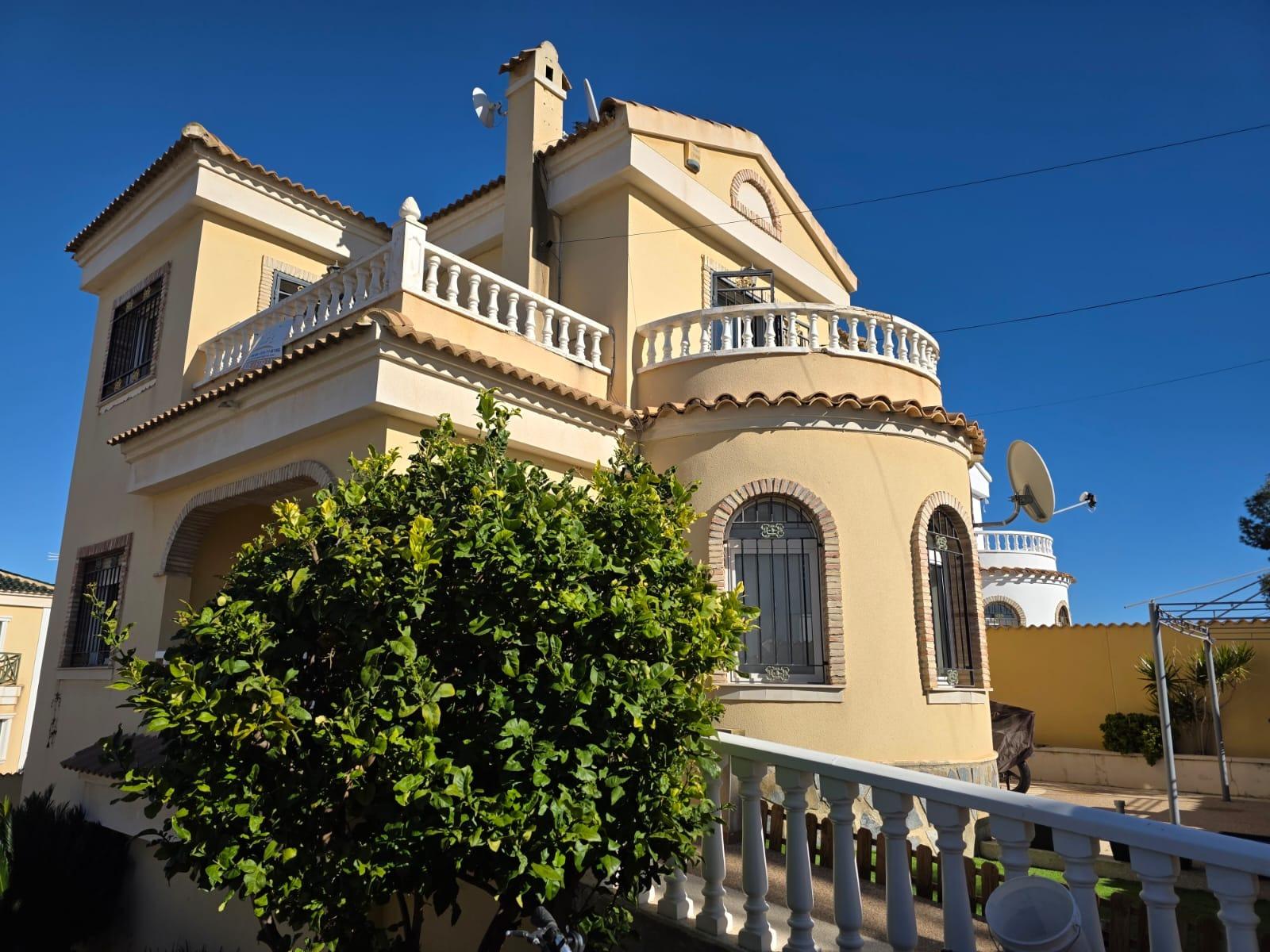 For sale - 4 Bedroom 1 Bathroom Villa in Villamartin - Villamartín-las Filipinas  - Alicante