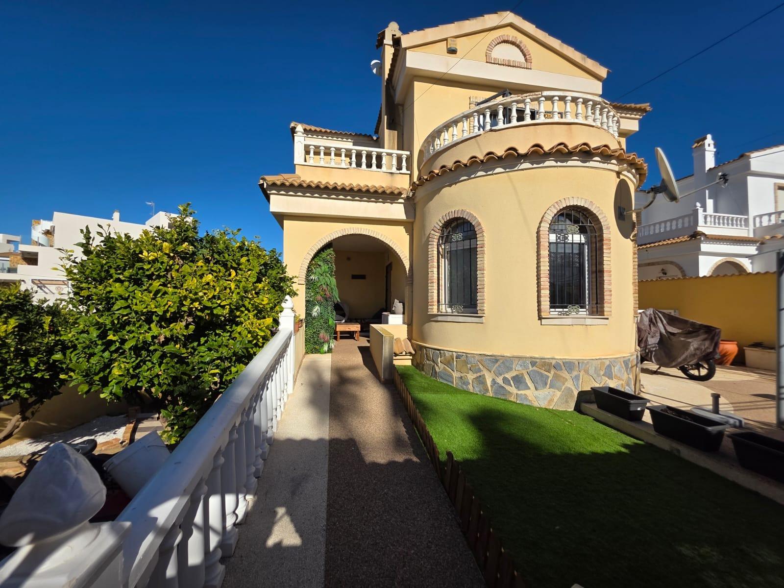 For sale - 4 Bedroom 1 Bathroom Villa in Villamartin - Villamartín-las Filipinas  - Alicante