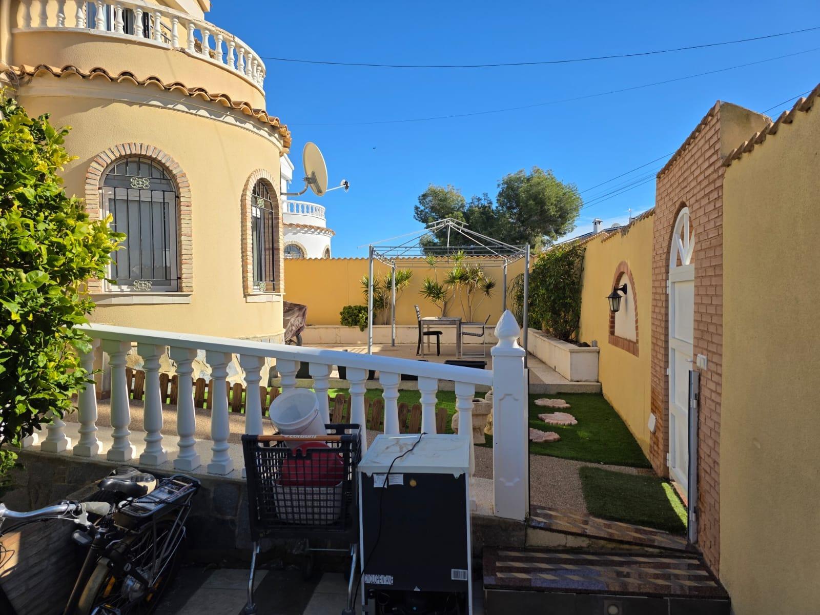 For sale - 4 Bedroom 1 Bathroom Villa in Villamartin - Villamartín-las Filipinas  - Alicante