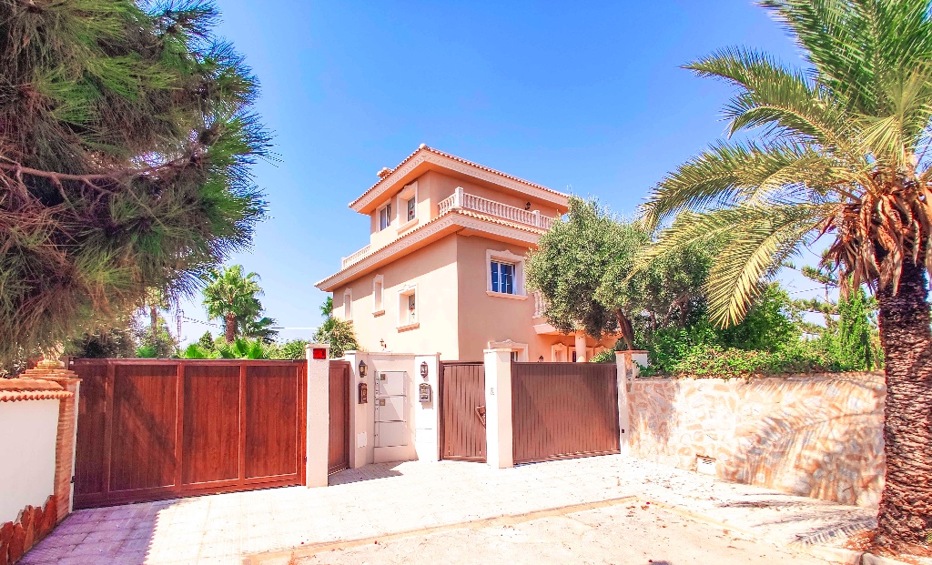 For sale - 6 Bedroom 8 Bathroom Villa in Cabo Roig - Cabo Roig  - Alicante
