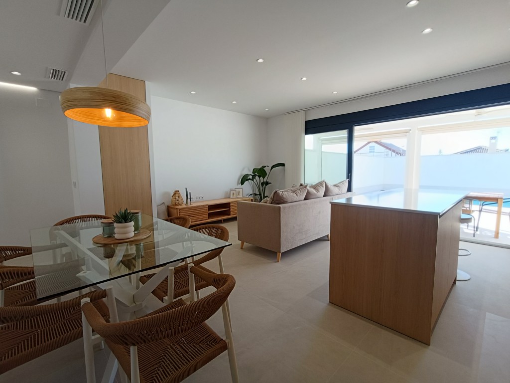 For sale - 3 Bedroom 2 Bathroom Villa in El Chaparral - El Chaparral - Alicante