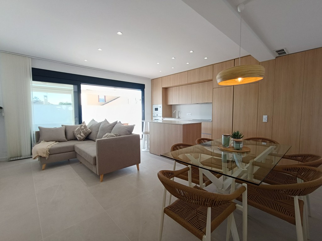 For sale - 3 Bedroom 2 Bathroom Villa in El Chaparral - El Chaparral - Alicante