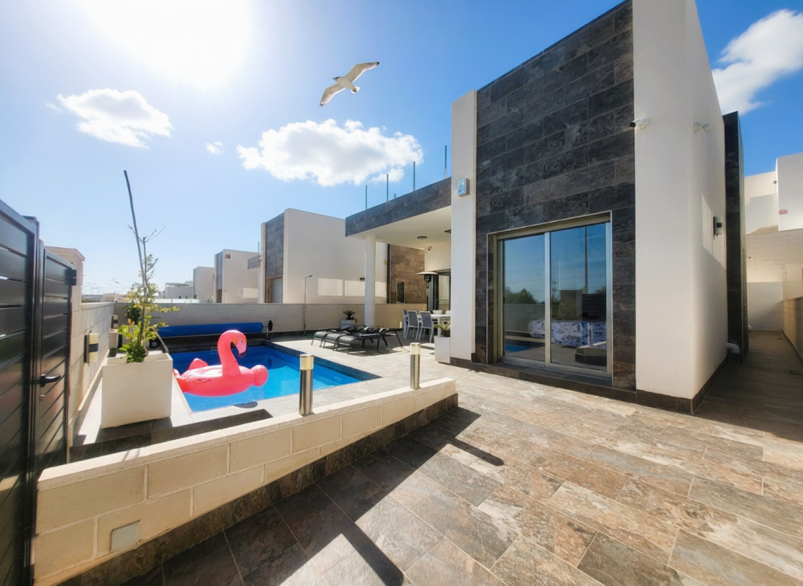 For sale - 3 Bedroom 2 Bathroom Villa in Villamartin -  - Alicante