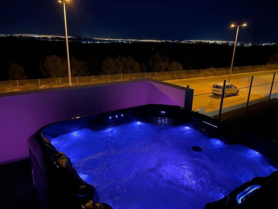 For sale - 3 Bedroom 2 Bathroom Villa in Villamartin -  - Alicante