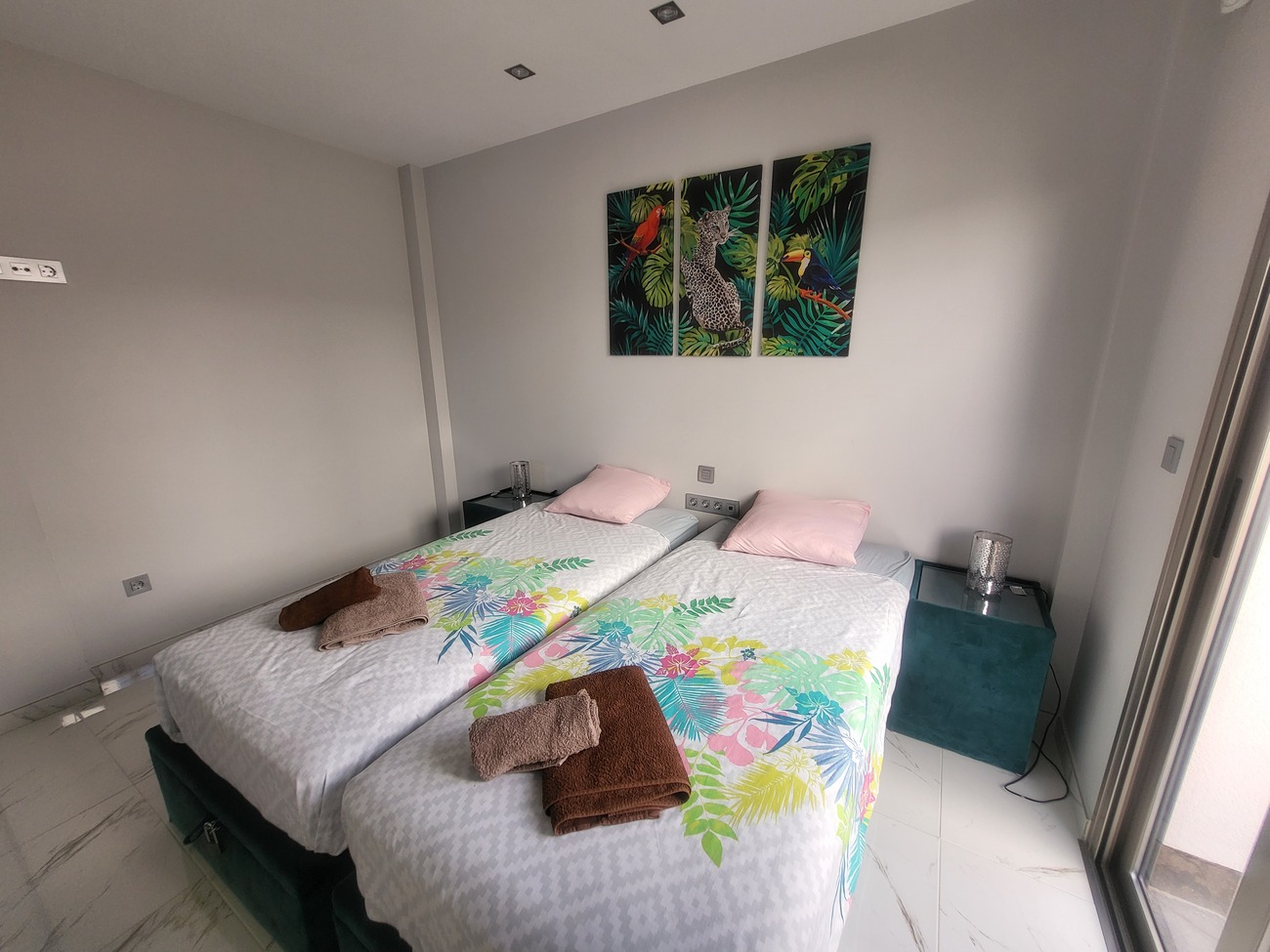 For sale - 3 Bedroom 2 Bathroom Villa in Villamartin -  - Alicante