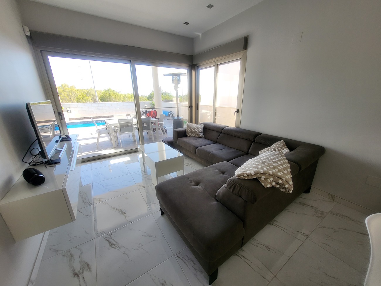 For sale - 3 Bedroom 2 Bathroom Villa in Villamartin -  - Alicante