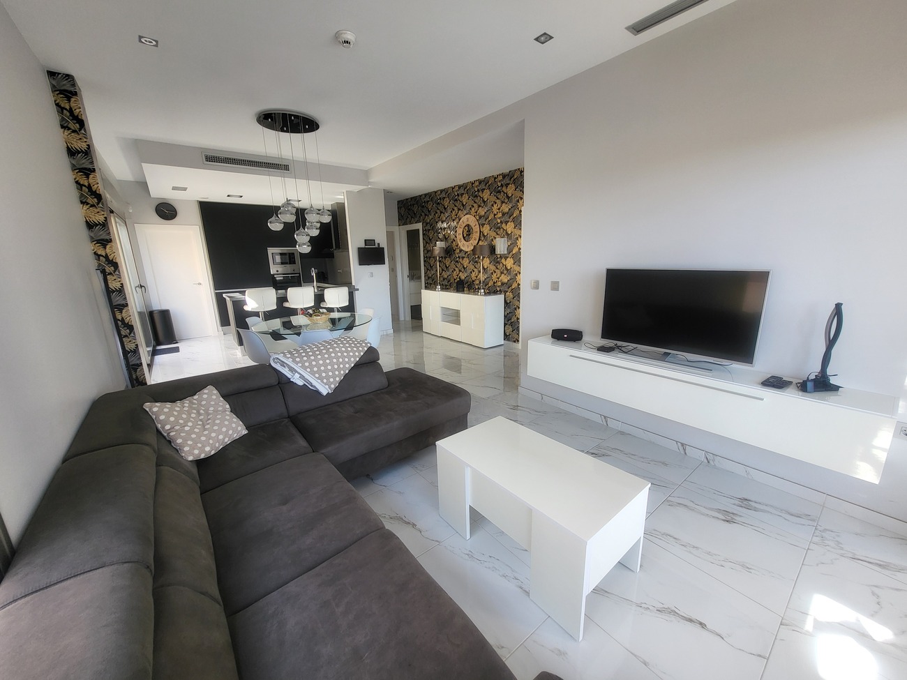 For sale - 3 Bedroom 2 Bathroom Villa in Villamartin -  - Alicante