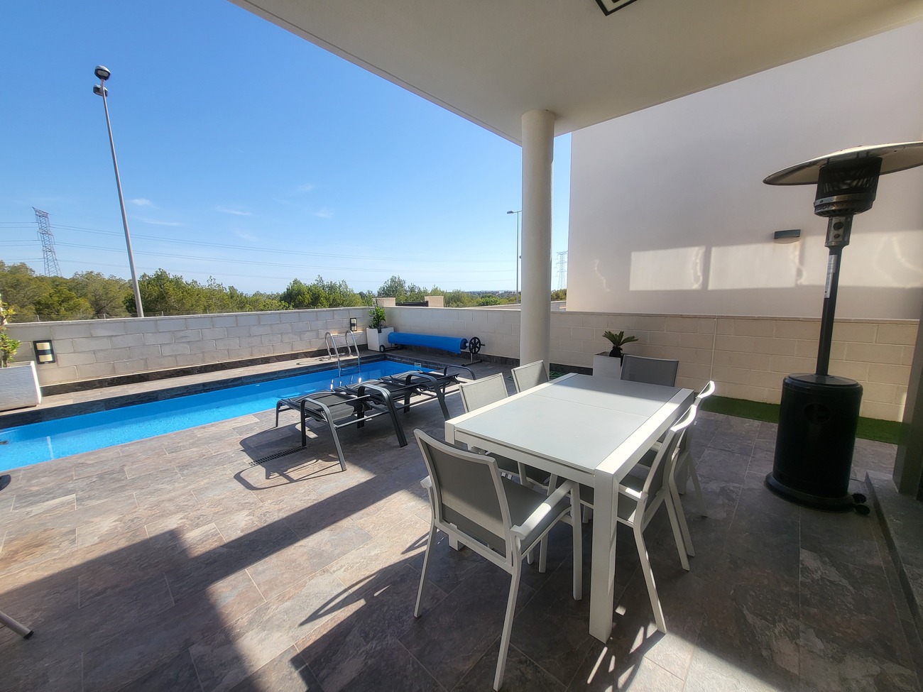 For sale - 3 Bedroom 2 Bathroom Villa in Villamartin -  - Alicante