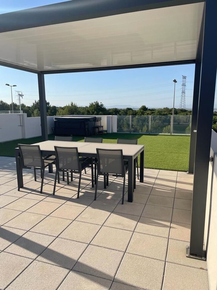 For sale - 3 Bedroom 2 Bathroom Villa in Villamartin -  - Alicante