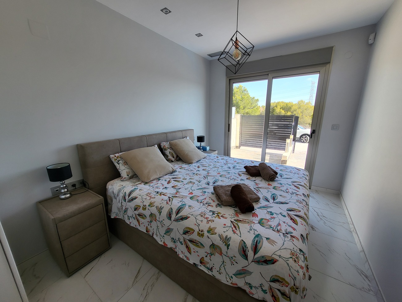 For sale - 3 Bedroom 2 Bathroom Villa in Villamartin -  - Alicante