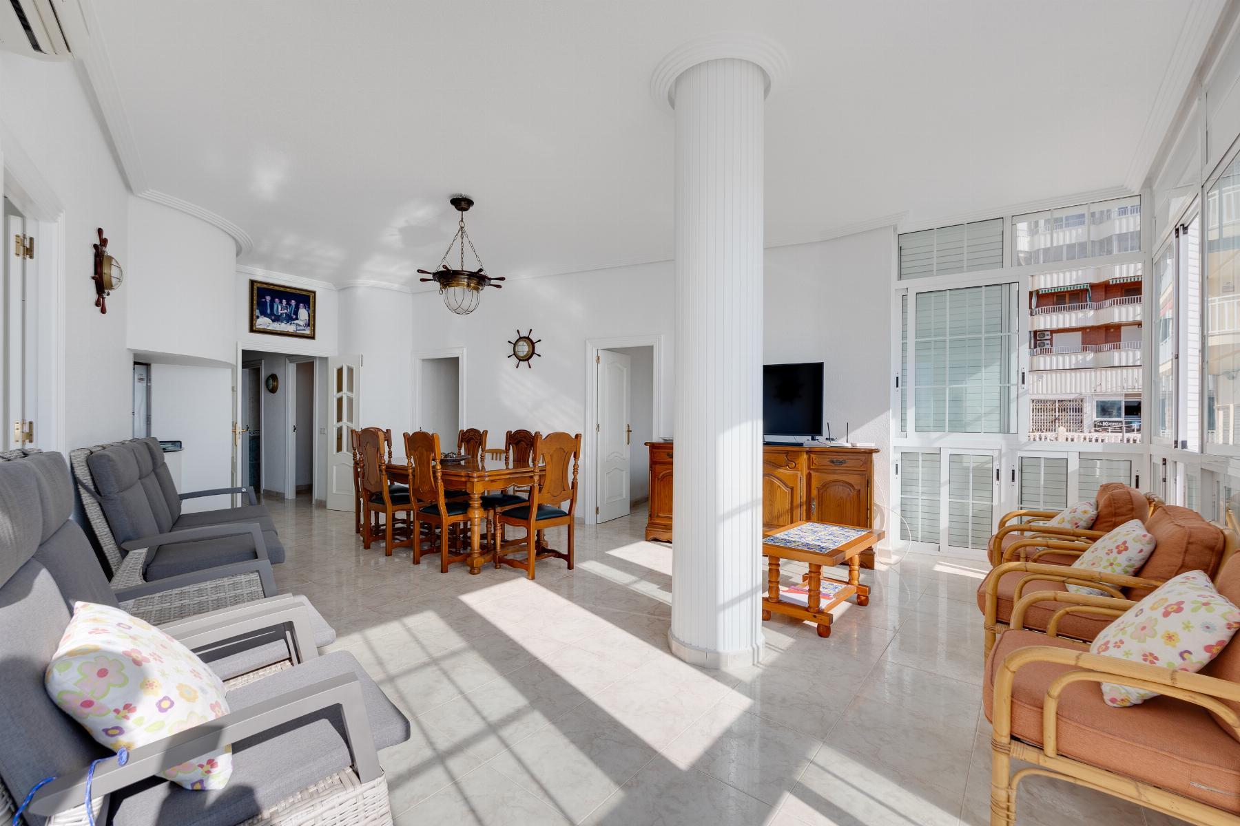 For sale - 4 Bedroom 2 Bathroom Apartamento in Torrevieja - Playa del Acequión  - Alicante