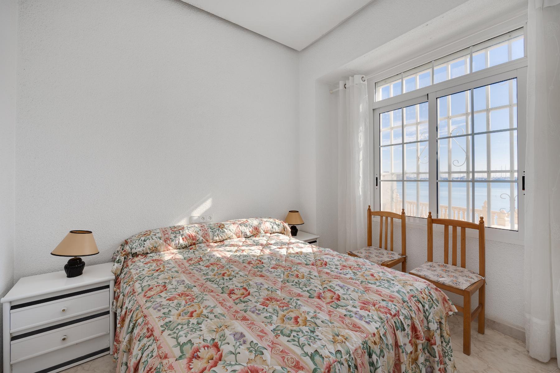 For sale - 4 Bedroom 2 Bathroom Apartamento in Torrevieja - Playa del Acequión  - Alicante