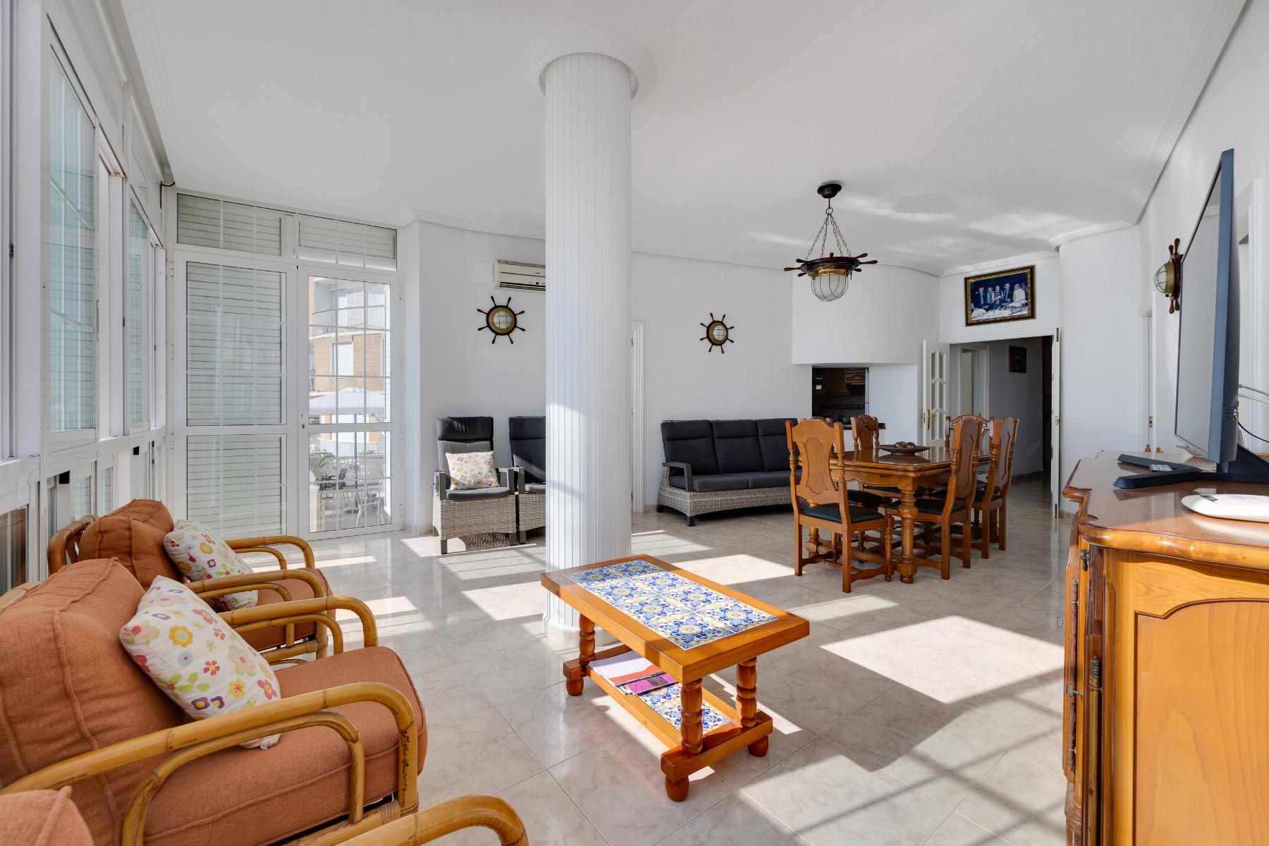 For sale - 4 Bedroom 2 Bathroom Apartamento in Torrevieja - Playa del Acequión  - Alicante