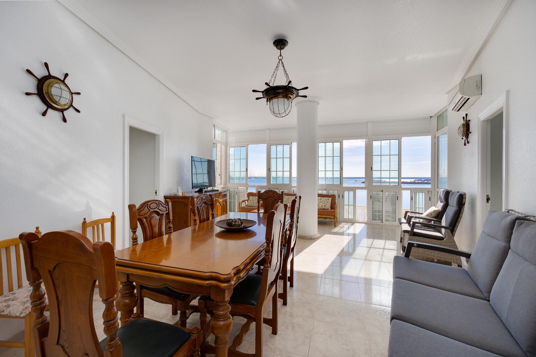 For sale - 4 Bedroom 2 Bathroom Apartamento in Torrevieja - Playa del Acequión  - Alicante