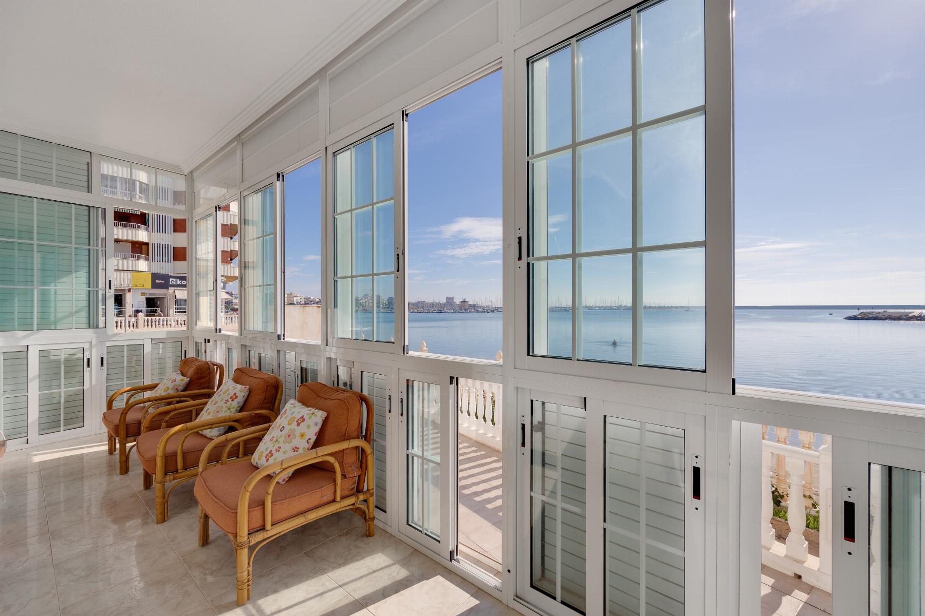 For sale - 4 Bedroom 2 Bathroom Apartamento in Torrevieja - Playa del Acequión  - Alicante