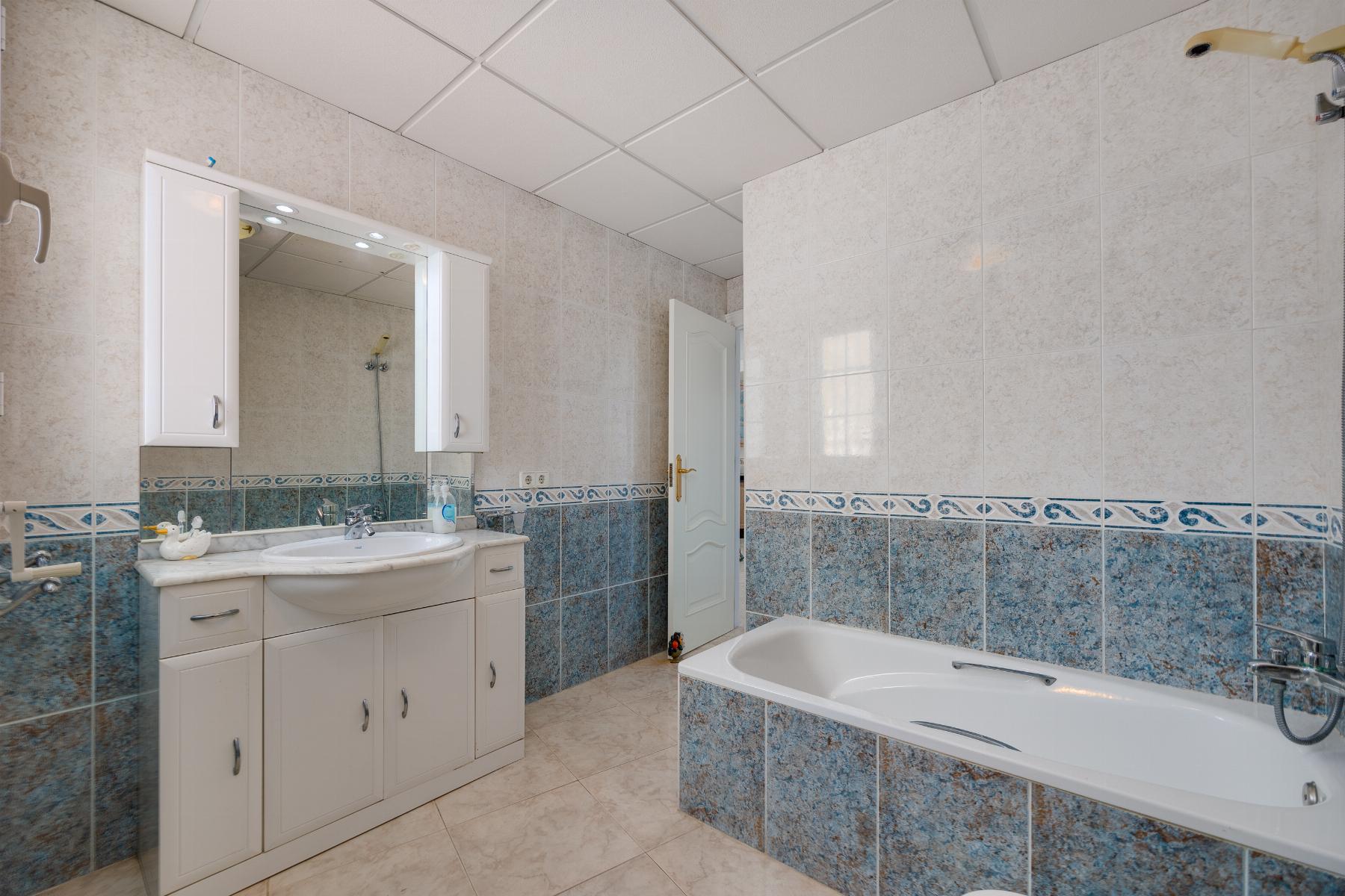 For sale - 4 Bedroom 2 Bathroom Apartamento in Torrevieja - Playa del Acequión  - Alicante