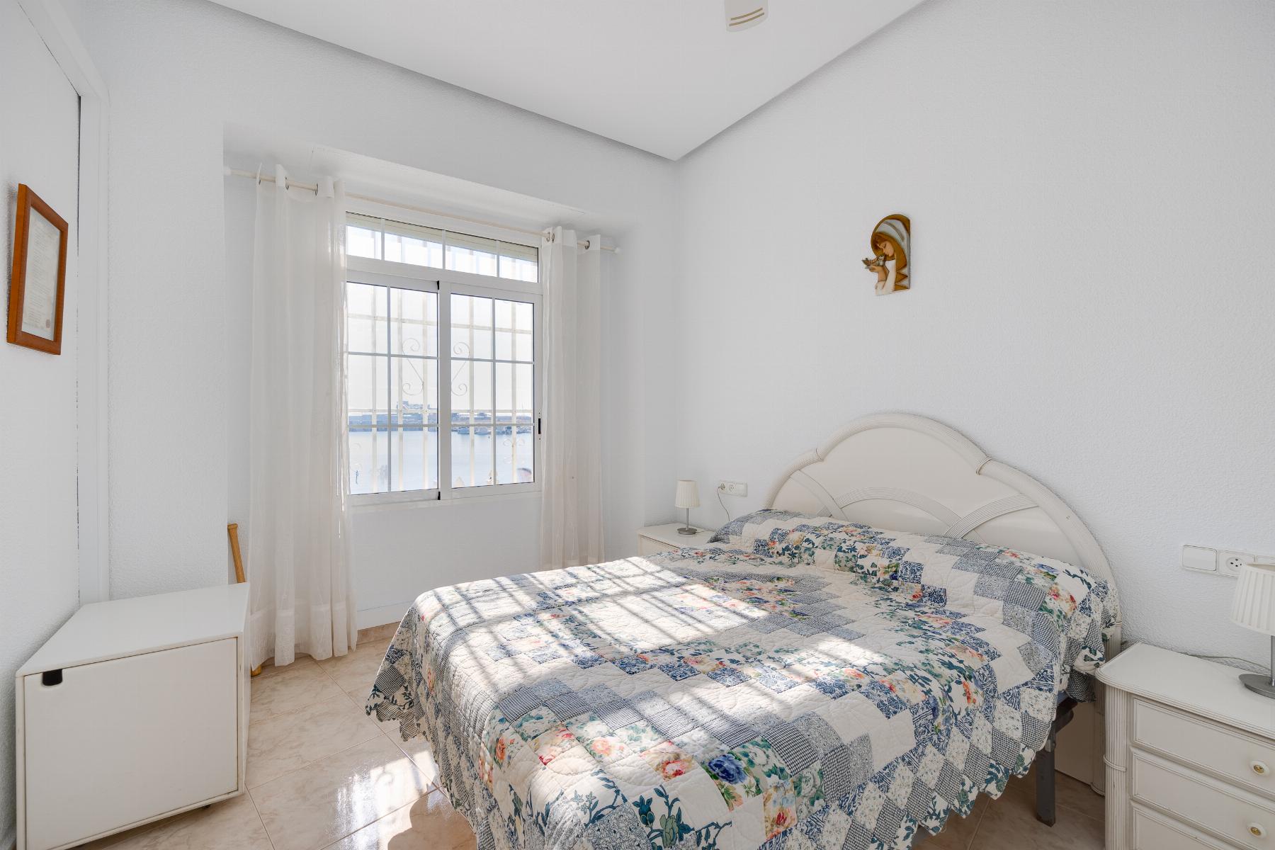 For sale - 4 Bedroom 2 Bathroom Apartamento in Torrevieja - Playa del Acequión  - Alicante