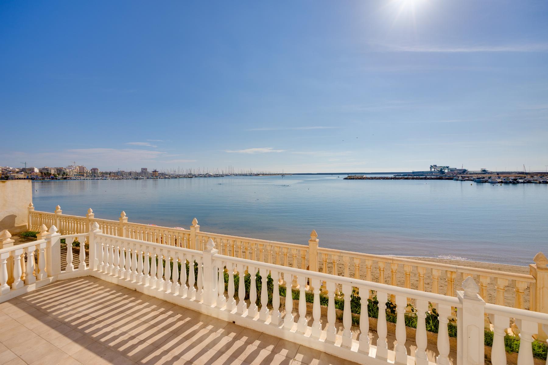 For sale - 4 Bedroom 2 Bathroom Apartamento in Torrevieja - Playa del Acequión  - Alicante