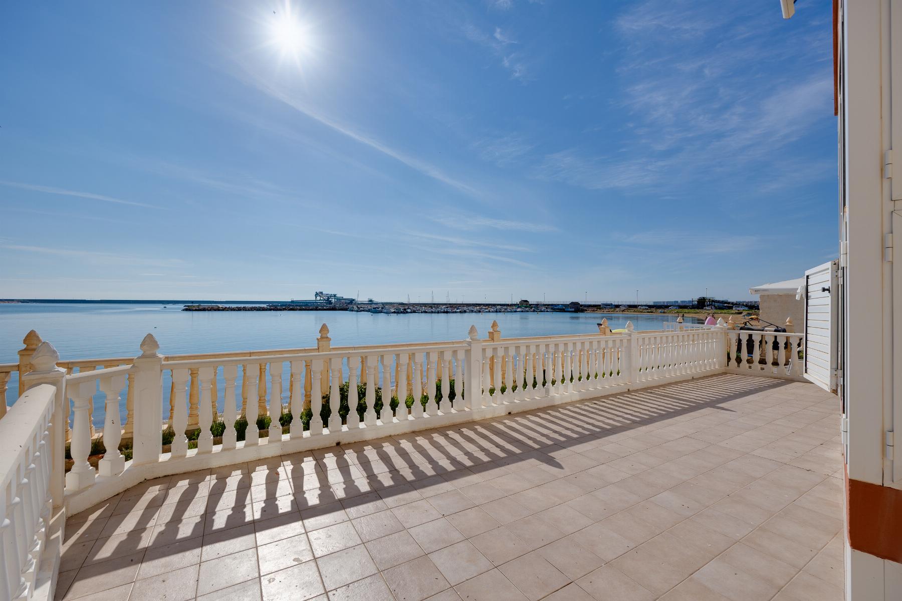 For sale - 4 Bedroom 2 Bathroom Apartamento in Torrevieja - Playa del Acequión  - Alicante