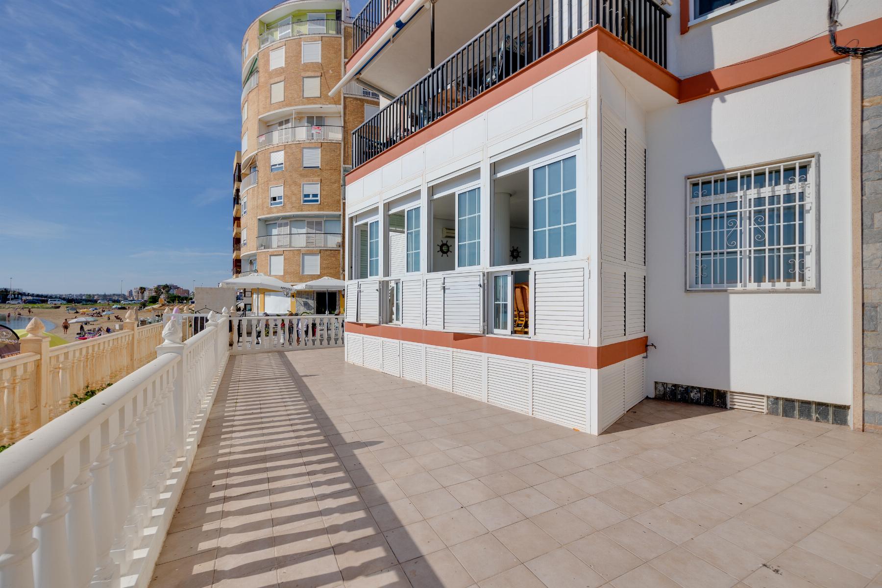 For sale - 4 Bedroom 2 Bathroom Apartamento in Torrevieja - Playa del Acequión  - Alicante
