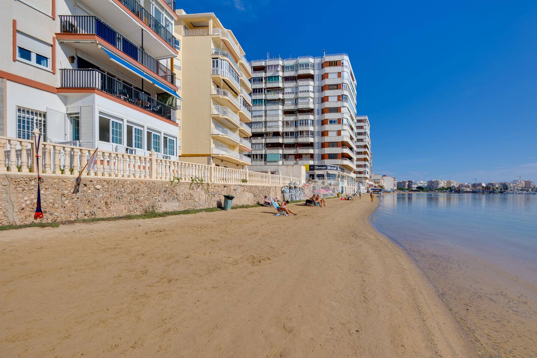 For sale - 4 Bedroom 2 Bathroom Apartamento in Torrevieja - Playa del Acequión  - Alicante