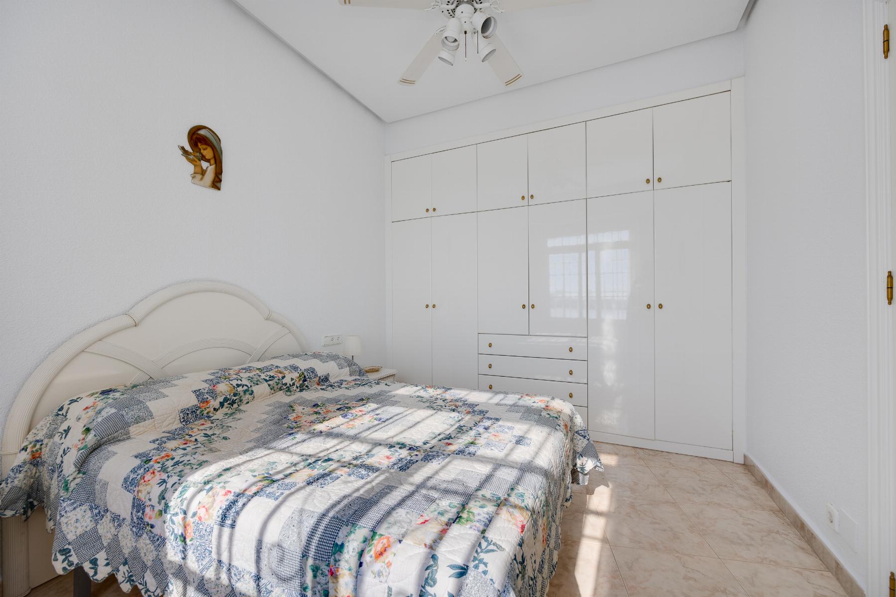 For sale - 4 Bedroom 2 Bathroom Apartamento in Torrevieja - Playa del Acequión  - Alicante