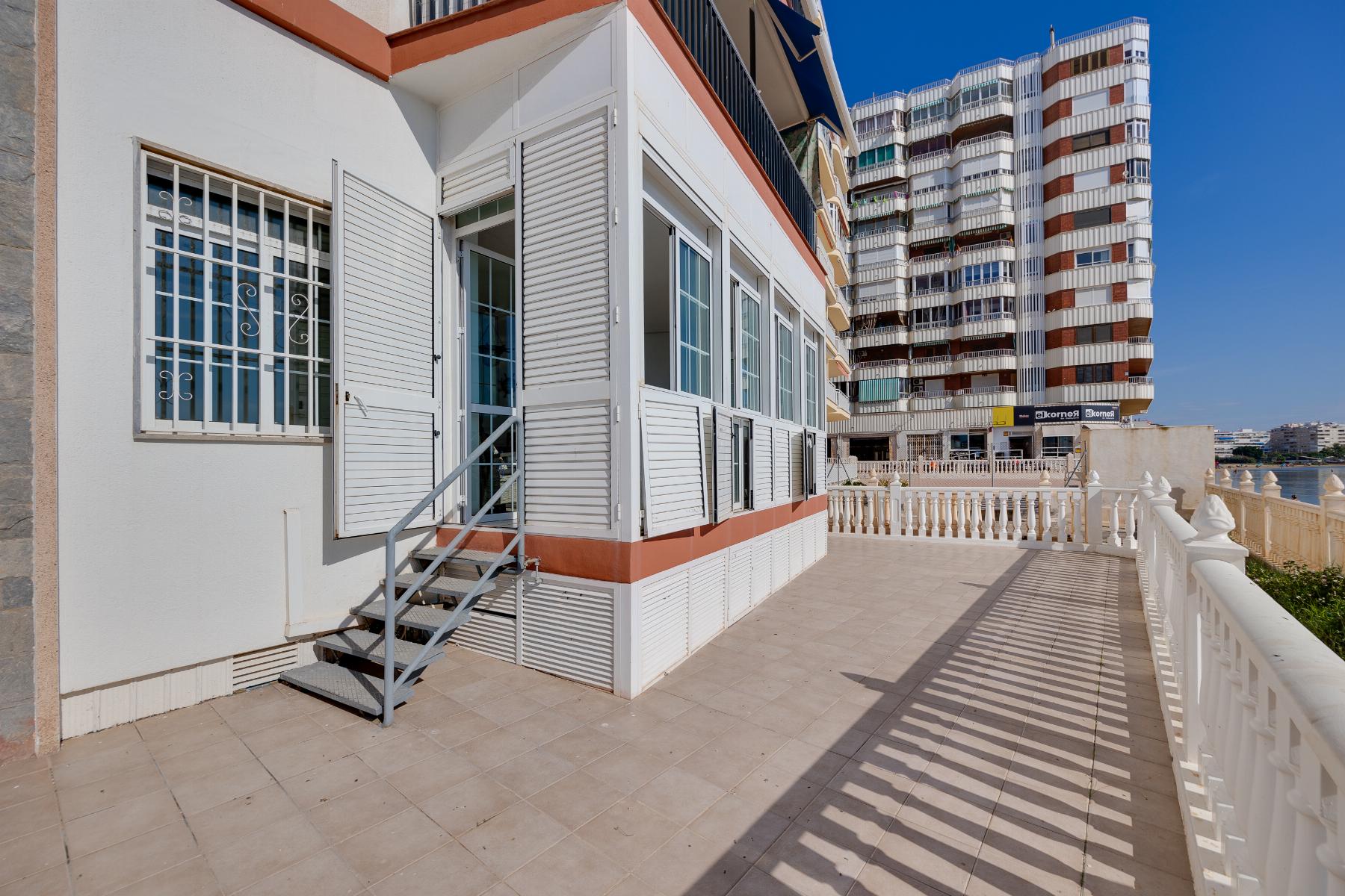 For sale - 4 Bedroom 2 Bathroom Apartamento in Torrevieja - Playa del Acequión  - Alicante