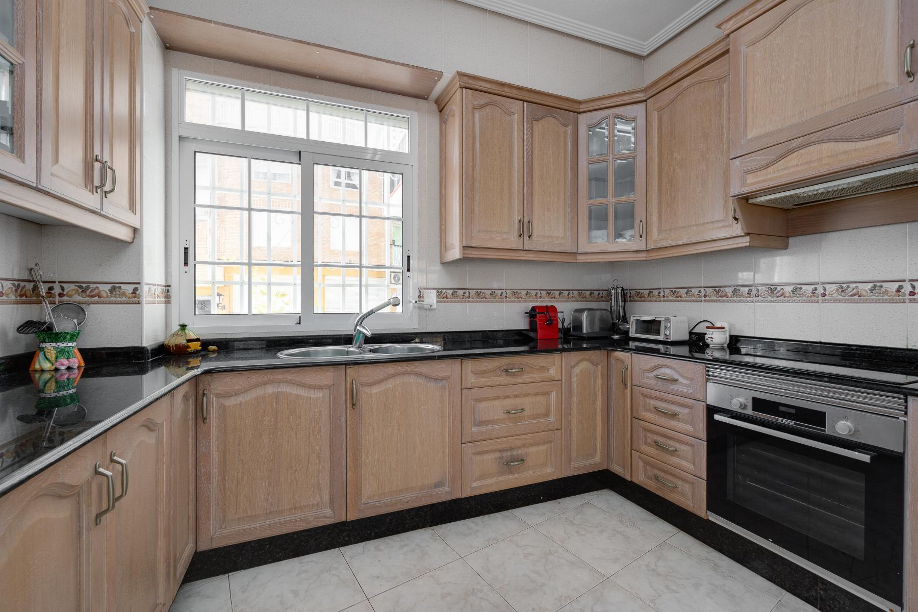 For sale - 4 Bedroom 2 Bathroom Apartamento in Torrevieja - Playa del Acequión  - Alicante