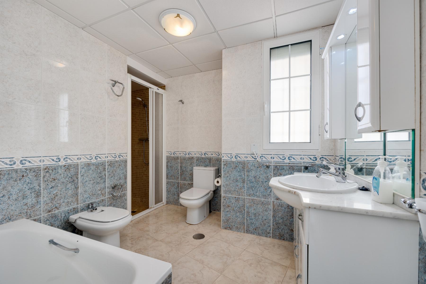 For sale - 4 Bedroom 2 Bathroom Apartamento in Torrevieja - Playa del Acequión  - Alicante