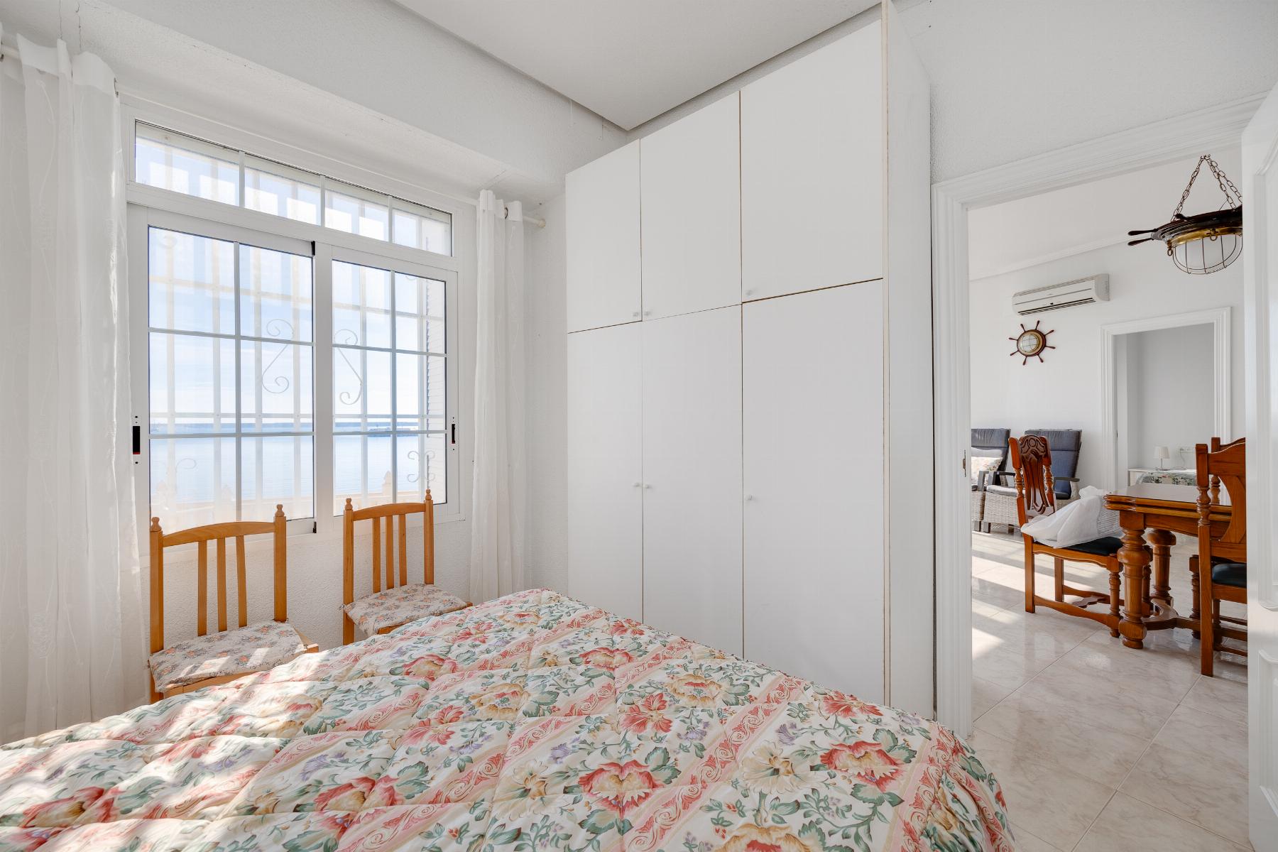 For sale - 4 Bedroom 2 Bathroom Apartamento in Torrevieja - Playa del Acequión  - Alicante