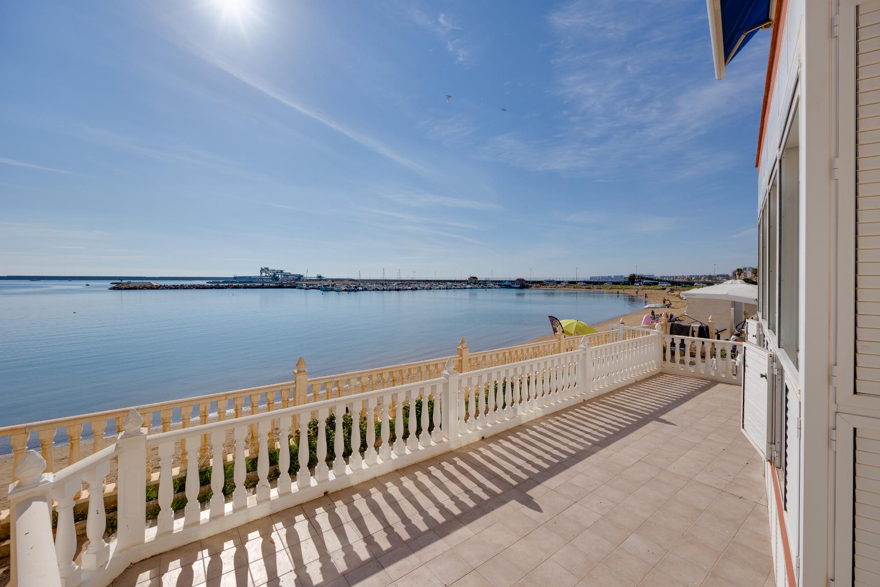 For sale - 4 Bedroom 2 Bathroom Apartamento in Torrevieja - Playa del Acequión  - Alicante