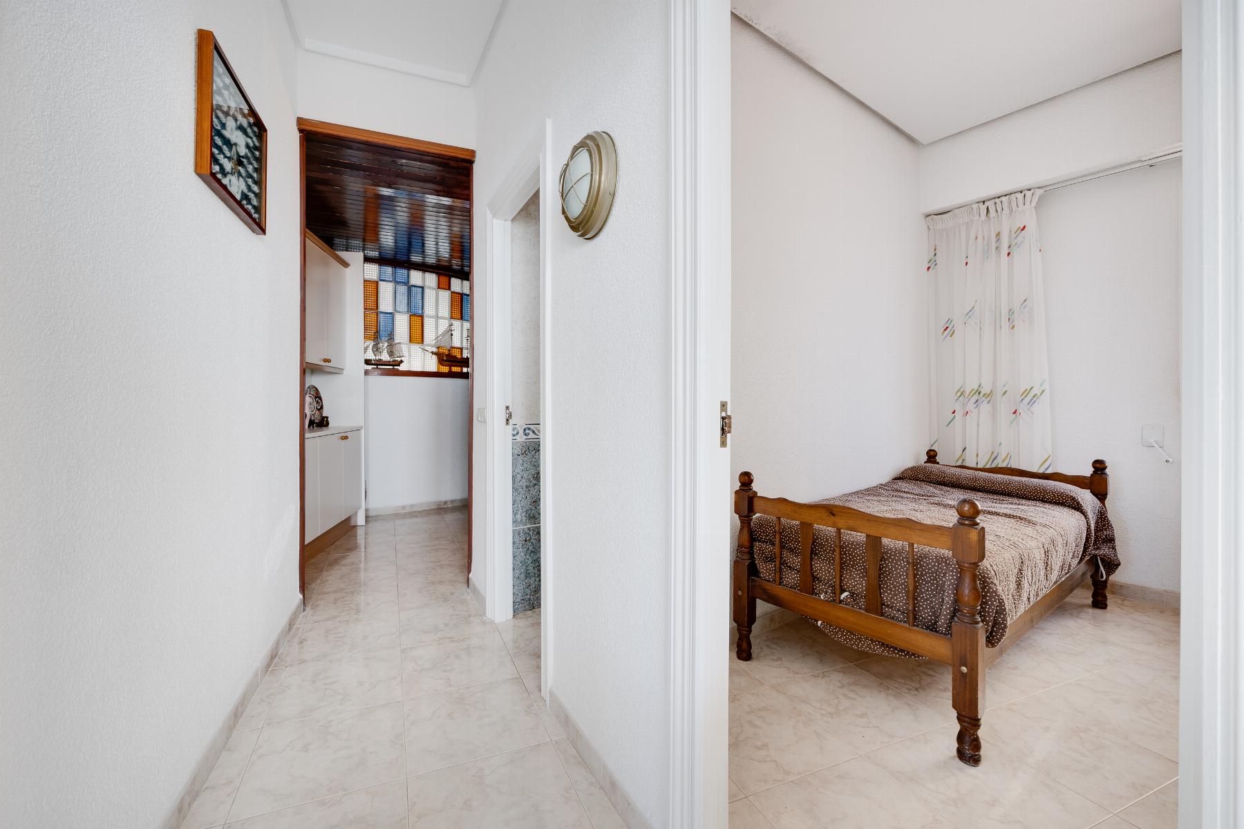 For sale - 4 Bedroom 2 Bathroom Apartamento in Torrevieja - Playa del Acequión  - Alicante