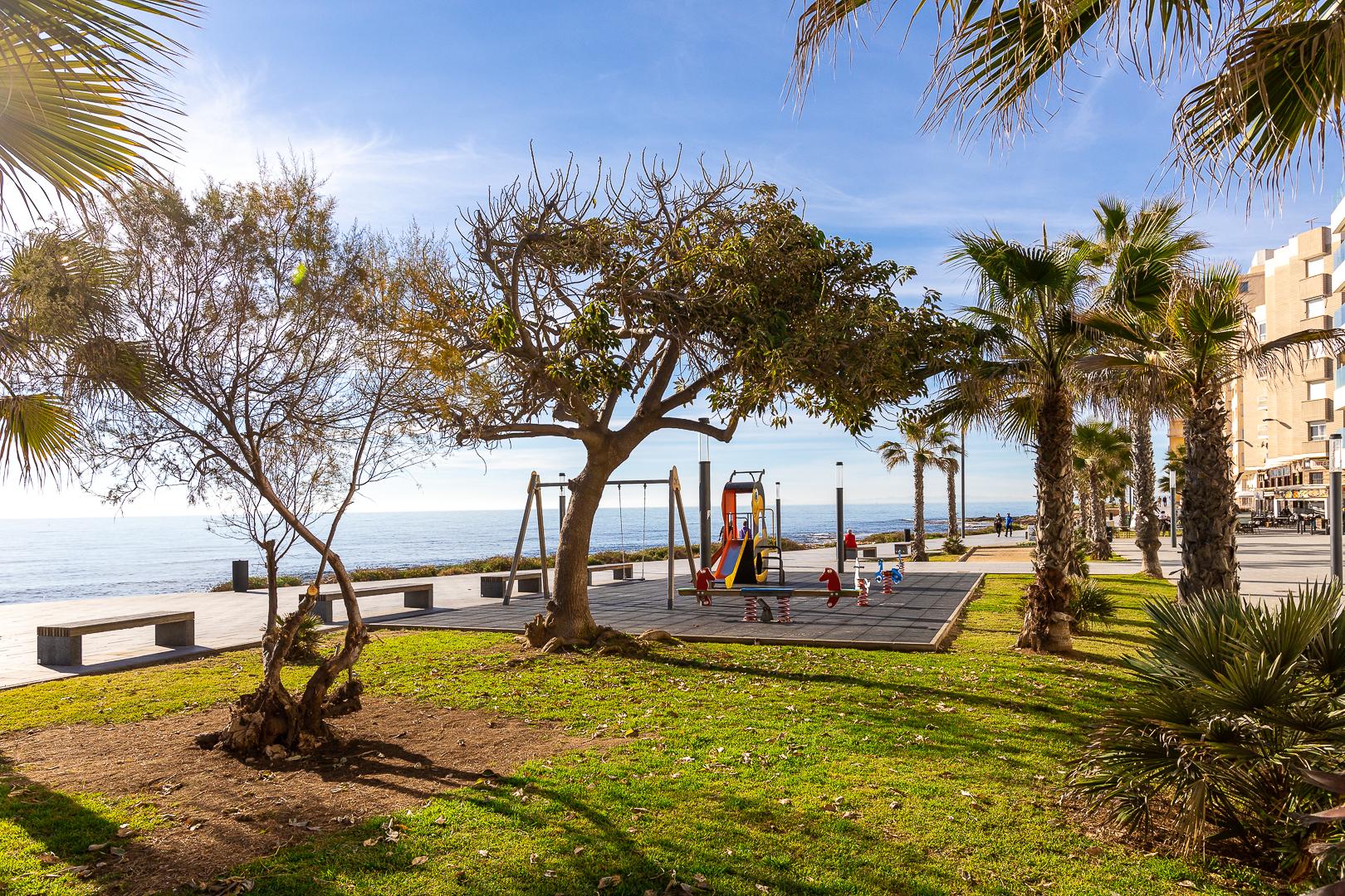 For sale - 2 Bedroom 2 Bathroom Apartamento in Torrevieja - Parque de Las Naciones  - Alicante