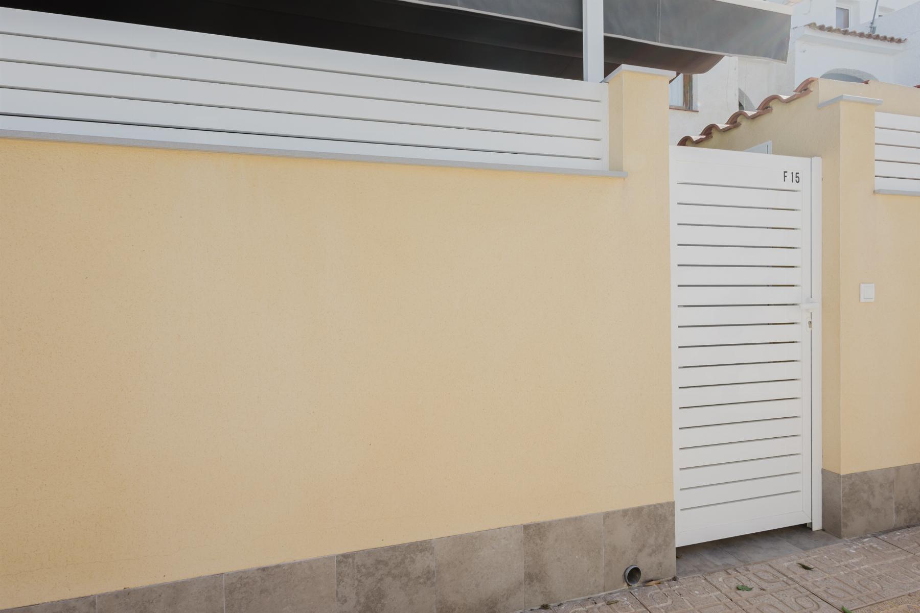 For sale - 3 Bedroom 1 Bathroom Bungalow in Torrevieja - playa de los naufragos  - Alicante