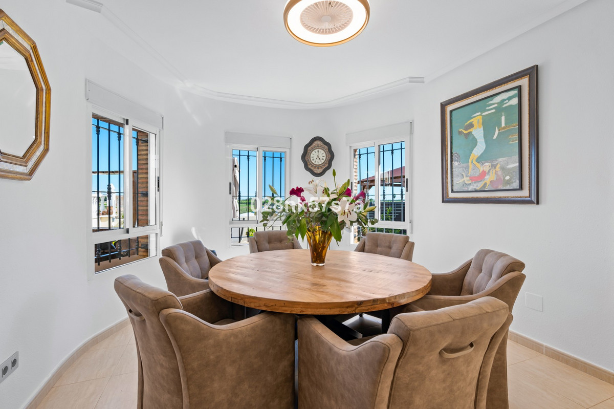 Villa in Urbanizacion El Raso - Image 4