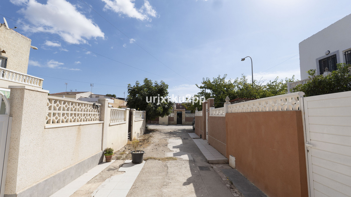 For sale - 3 Bedroom 2 Bathroom House - Townhouse in Torrevieja - Torrevieja Centro  - Alicante