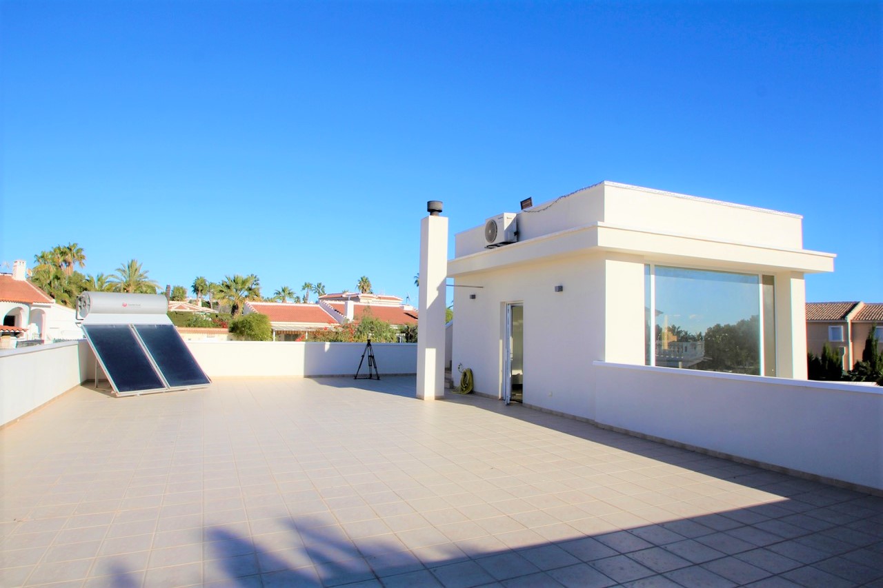 For sale - 3 Bedroom 3 Bathroom Villa in Quesada -  - Alicante